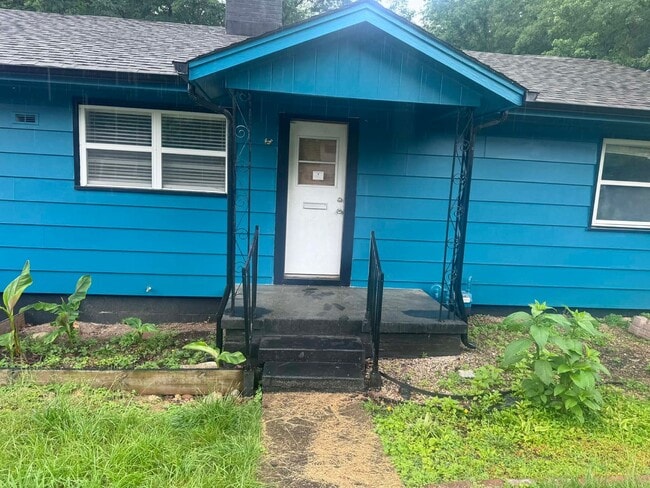 Photo - Oak Ridge 37830 - 4 bedroom 2 bath home - Contact Shannon Russell or Lisa Vineyard 865-216-9334