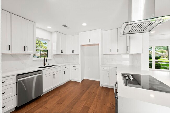 Photo - 2535 Southwick St