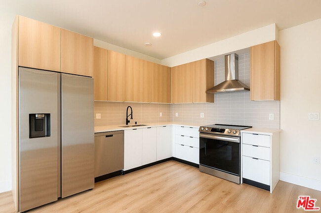 Building Photo - 5813 Lexington Ave Unit 202