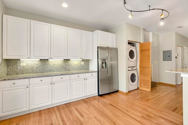 Photo - SOUTH LOOP - Gorgeous 3BD/2BTH Townhouse in gated community!