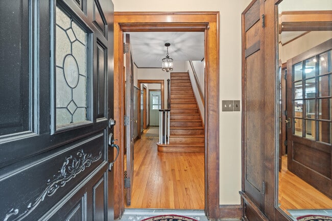 Photo - 1105 Barnes St