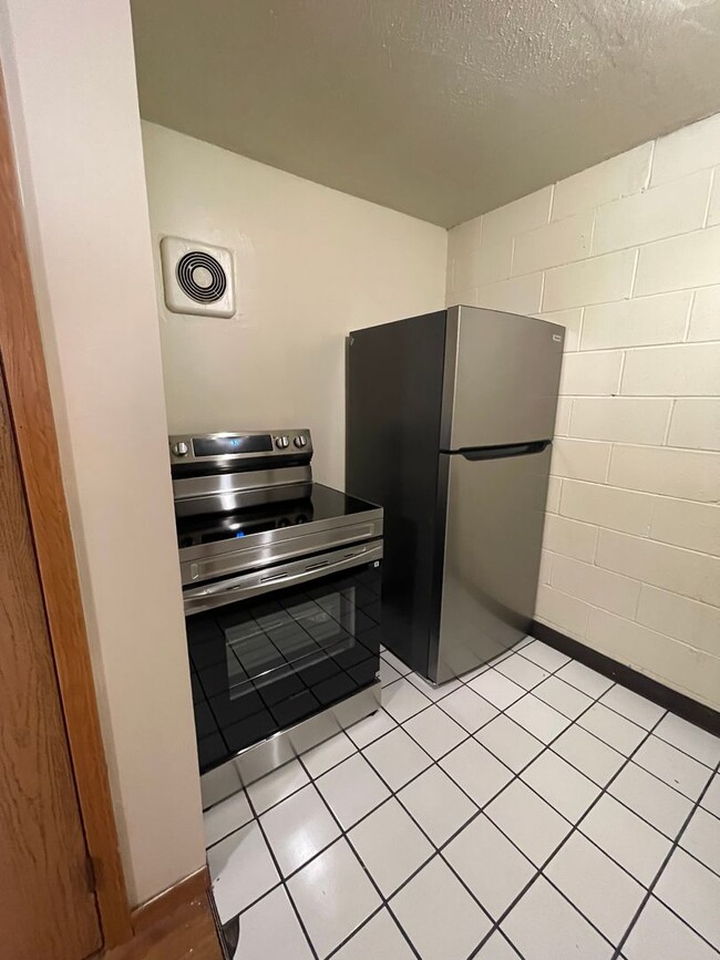 Building Photo - 64 W Northwood Ave Unit D