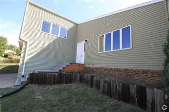 Building Photo - 3 Bedroom House!