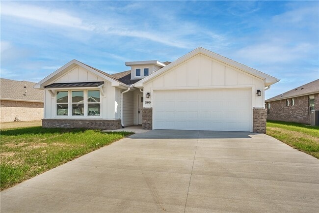 Building Photo - 800 Lewis St