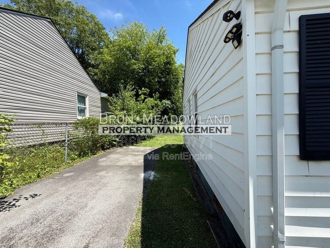 Photo - 2620 Woodbine Ave
