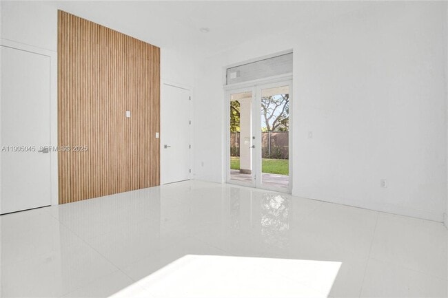 Photo - 425 SW 129th Ave