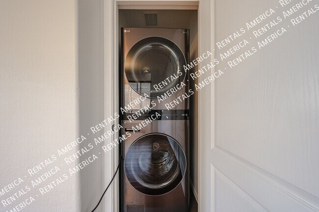Photo - 2402 E 5th St Unidad 1515