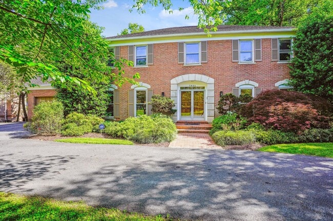 Building Photo - Magnificent 5 Bedroom, 4.5 Bathroom Bethes... Rental