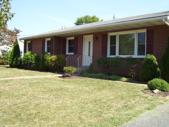 Building Photo - 39 Hampton Pl Rental