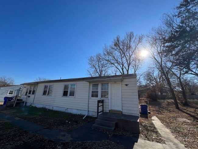 Building Photo - 713-715 W. 1st Unit 715