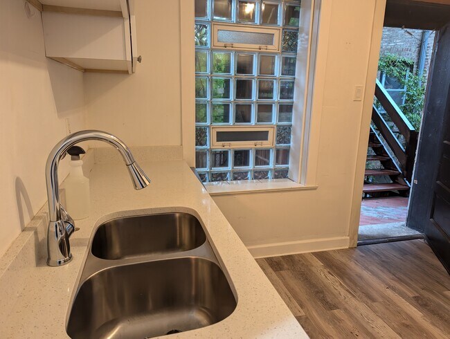 Photo - 1436 W Victoria St Unit 2