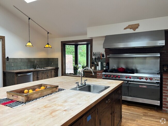 Building Photo - Modern Farmhouse on 6 Private Acres - Quie...