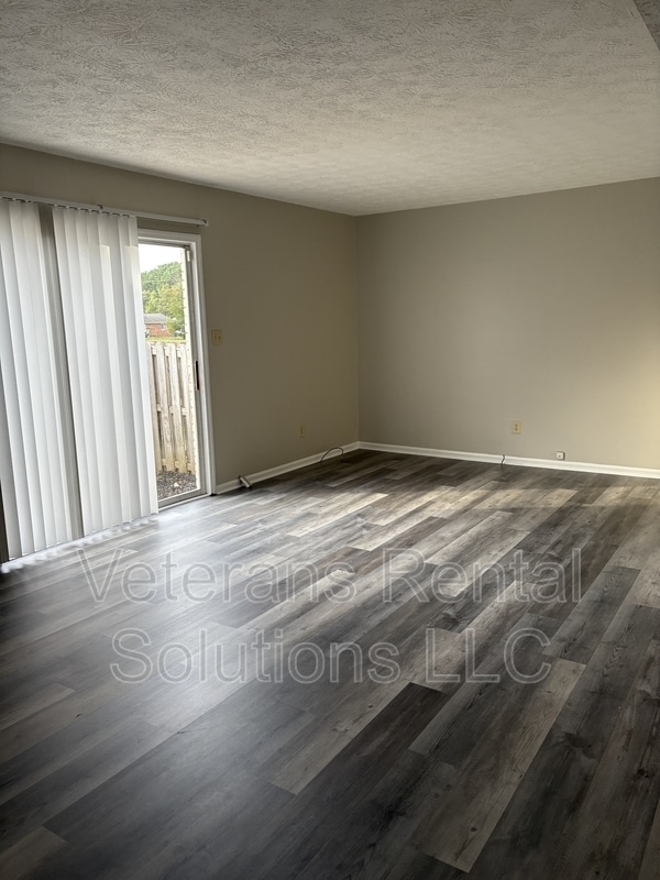 Photo - 410 Kirkcaldy Ct