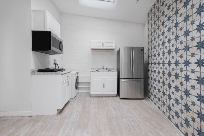 Photo - Lovely Studio Apartment in Truxton Circle ... Unidad ( C)