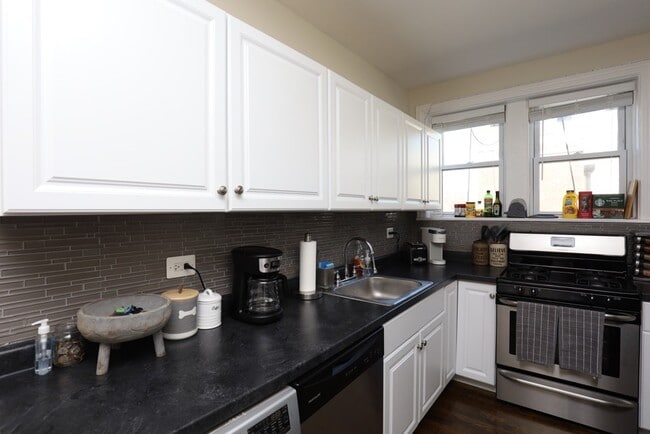 Photo - 3823 N Greenview Ave Unit W4