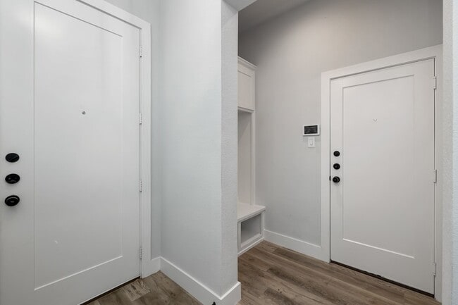 Photo - 400 Leuty St