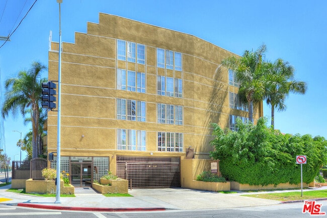 Building Photo - 3600 Bagley Ave Unit 303