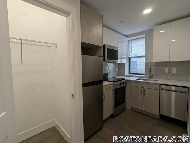 Building Photo - 11 Peterborough St Rental