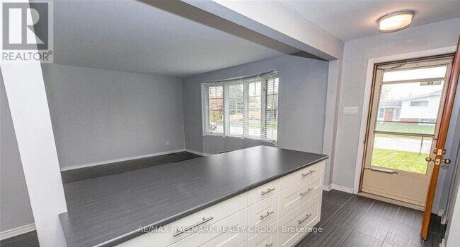 Photo - 1387 Sault St