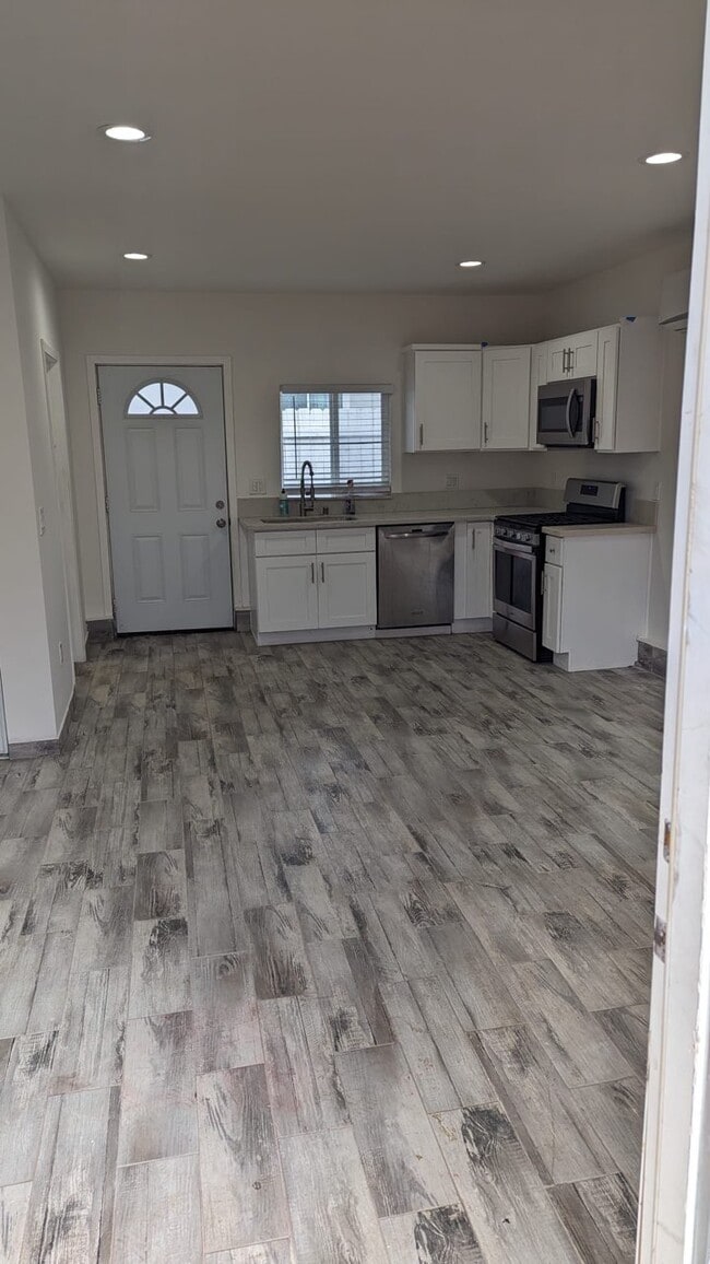 Photo - 6640 Woodlake Ave