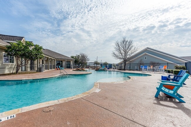 High-View-Off-Campus-Apartments-Near-UTSA-San-Antonio-Resort-Style-Pool-Lounge-Seating - High View