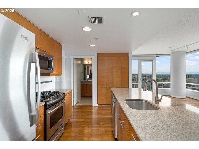 Photo - Modern 2-Bed/2-Bath Condo with Balcony & Prime Downtown Location Unidad 2401