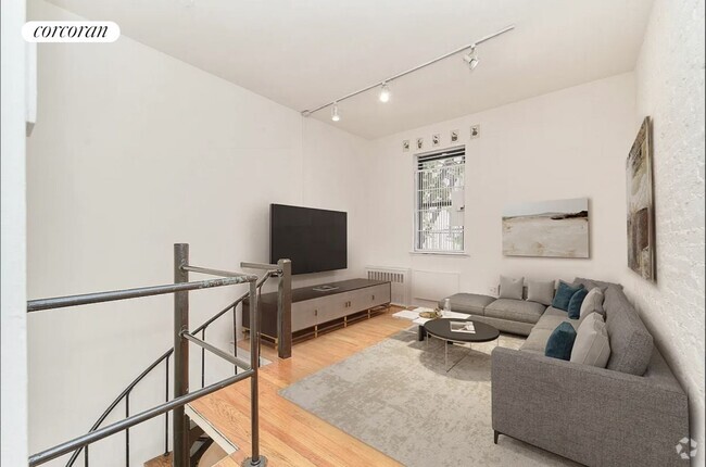 Building Photo - 233 E 12th St Rental
