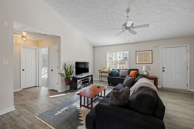 Photo - Bright and Spacious 3 Bedroom Home in Chesterfield ***Available Early March***