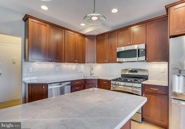 Building Photo - 4720 Chevy Chase Dr Unit 401