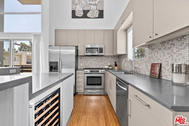 Photo - 7062 Hawthorn Ave Unit 203