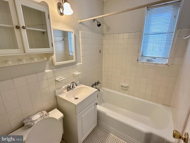 Photo - 10413 Montrose Ave Unidad M-201