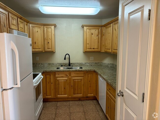 Building Photo - Pet Friendly 3 bedroom townhouse Unit 2