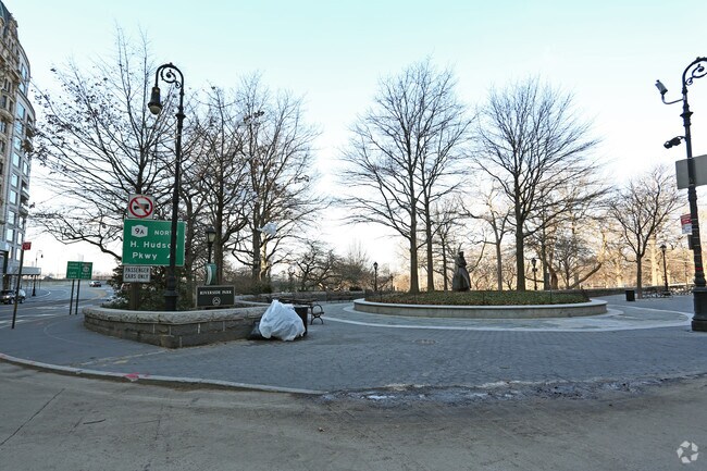 Photo - 330 W 72nd St