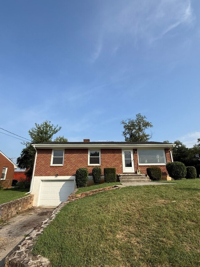 Building Photo - Newly updated 3 bedroom 1 bath with hardwo... Rental