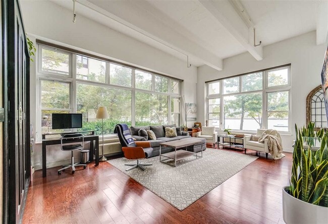 Building Photo - 1500 Hudson St Unit 1E Rental