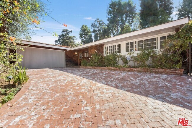 Building Photo - 5824 Laramie Ave