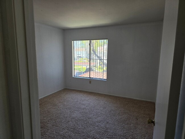 Building Photo - 2 Bed 2 Bath Condo Unit 98