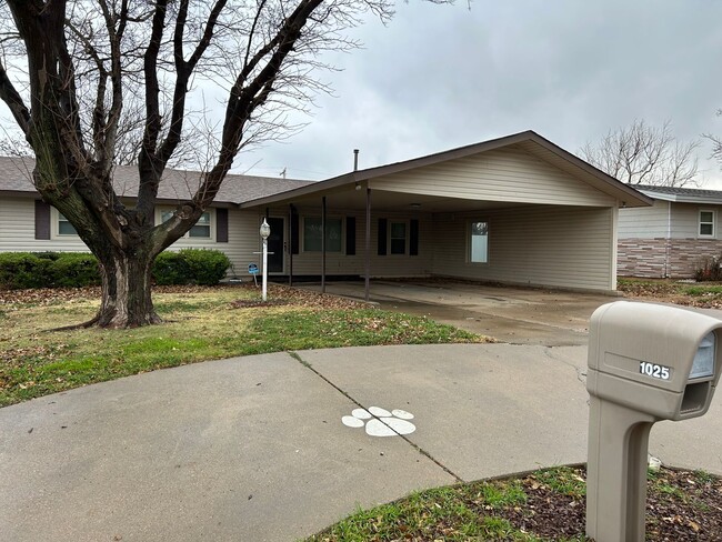 Building Photo - 1025 W Terry St