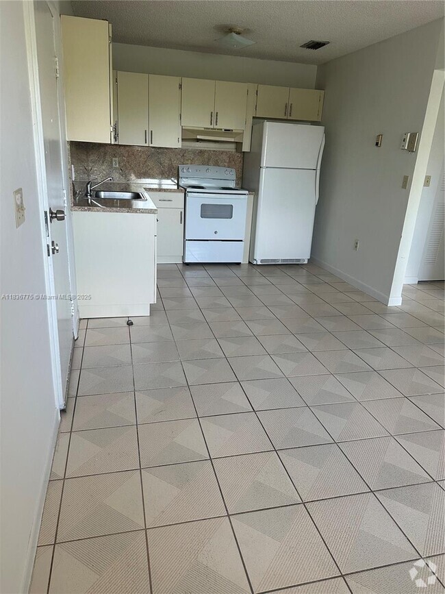 Building Photo - 120 W 9th St Unit 205 Rental