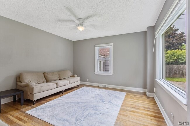 Photo - 116 Richmond Rd E