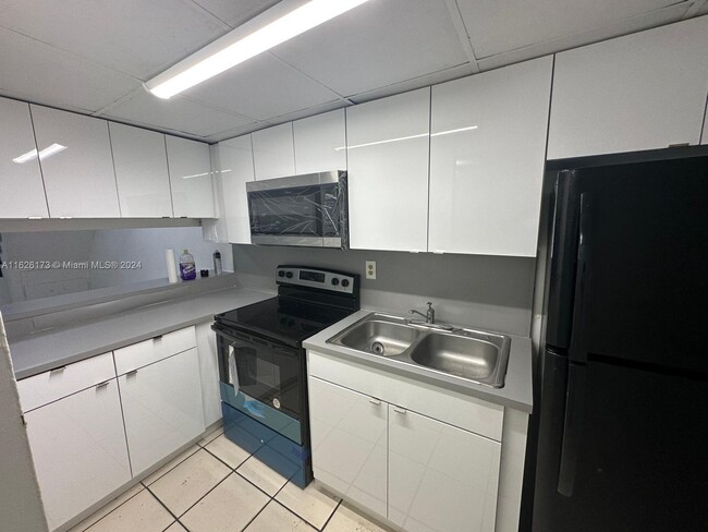 Photo - 1305 W 46th St Unidad 230 Rental