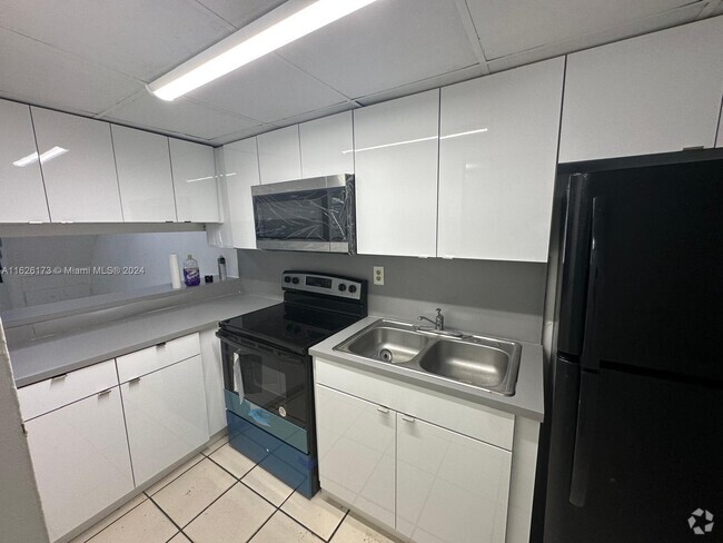 Building Photo - 1305 W 46th St Unit 230 Rental