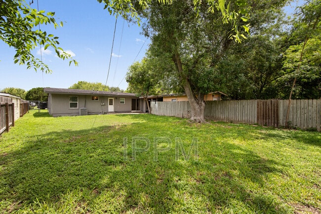 Building Photo - 717 E Jim Hogg Ave