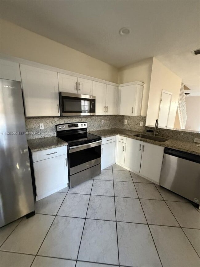 Building Photo - 2070 Madeira Dr