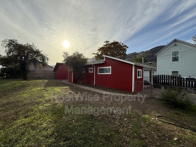 Building Photo - 173 SE Lane Ave