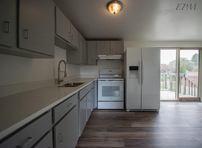 Photo - 4881 4015 W