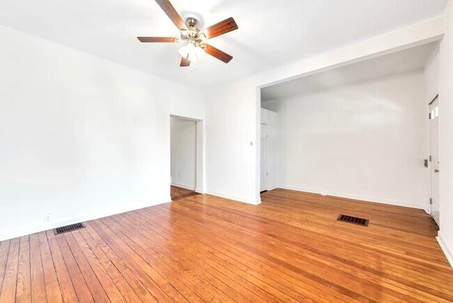 Living Room - 5618 S Magnolia Ave