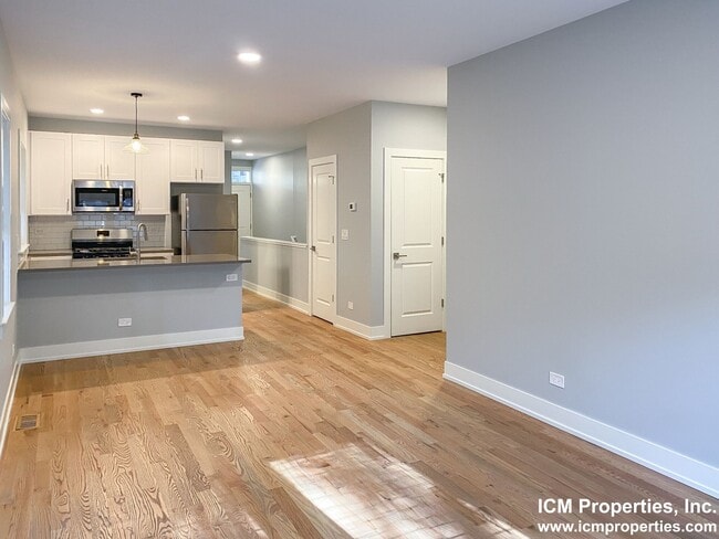 Building Photo - 344 W Dickens Ave Unit 2111-1 Rental