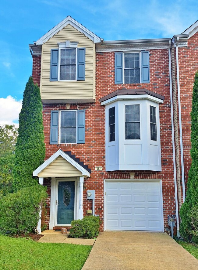 Photo - 3 Bed / 2-1/2 Bath Single Family Townhome with 1-Car Garage