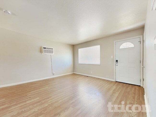 Photo - 1001 Akard Dr